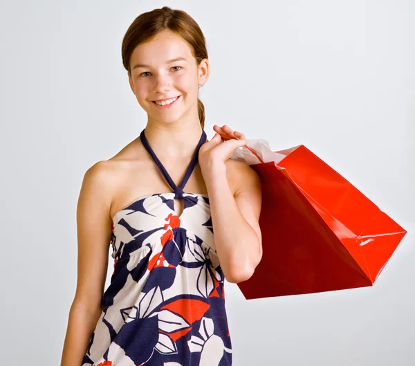 Adolescente menina segurando saco de compras — Fotografia de Stock