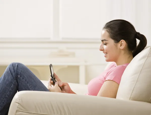 Junge Frau benutzt Handy — Stockfoto