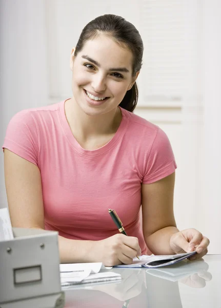 Giovane donna assegno di scrittura — Foto Stock