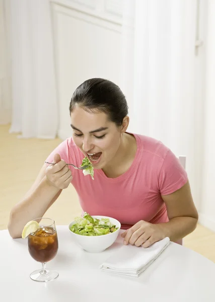 Mujer joven comiendo — Foto de Stock