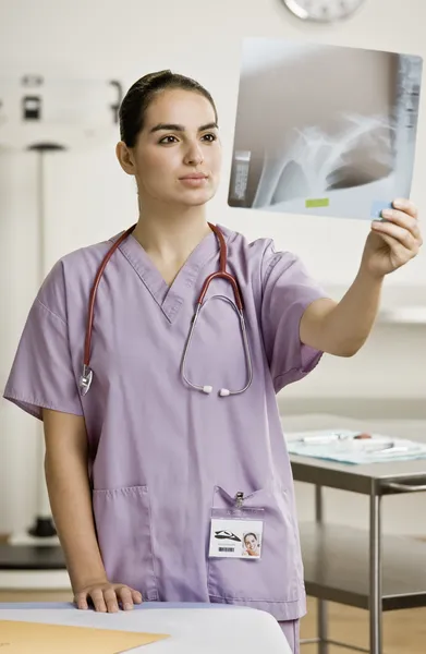 Jeune professionnelle médicale féminine — Photo