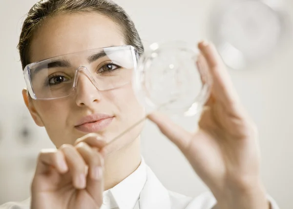 Jovem cientista feminina — Fotografia de Stock