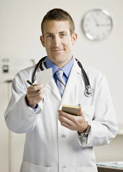 Jovem médico masculino — Fotografia de Stock