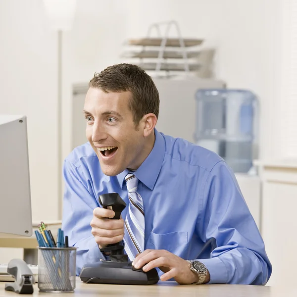 Joven empresario jugando videojuegos — Foto de Stock