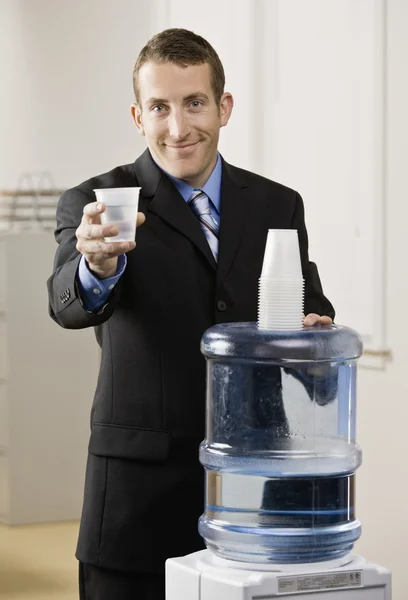 Zakenman aan het water cooler — Stockfoto