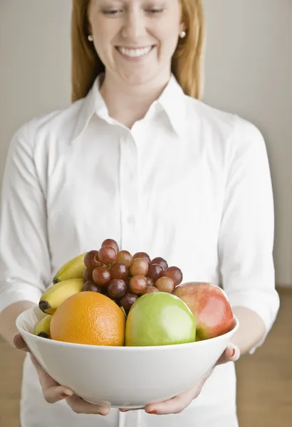 Młoda kobieta z miska owoców — Zdjęcie stockowe