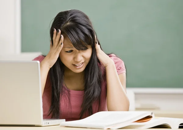 Junge Frau im Klassenzimmer — Stockfoto