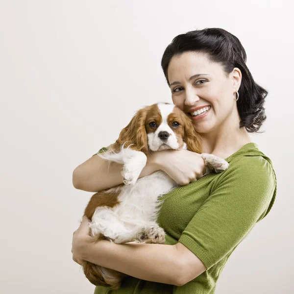 Mulher adulta com filhote de cachorro — Fotografia de Stock