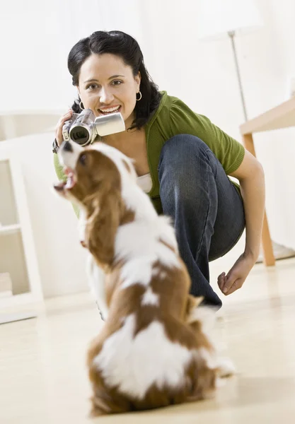 Kobieta film taping pies — Zdjęcie stockowe