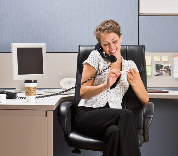 Affärskvinna som pratar i telefon — Stockfoto