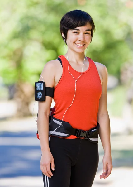 Mulher usando hip pack e mp3 player — Fotografia de Stock