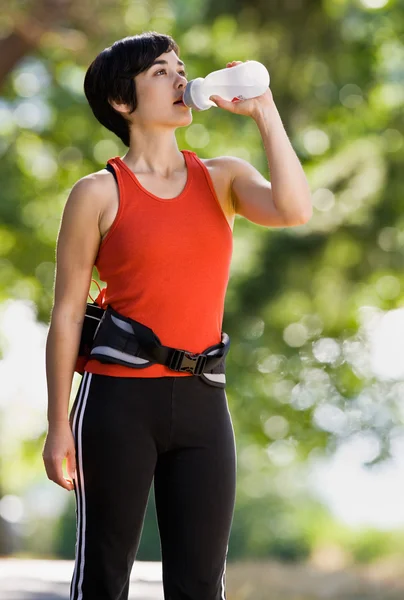 Runner drinking from water bottle — Stock Photo, Image