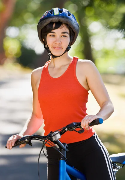 Kvinna på cykel leende — Stockfoto