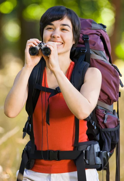 Žena s batohem a dalekohledy — Stock fotografie