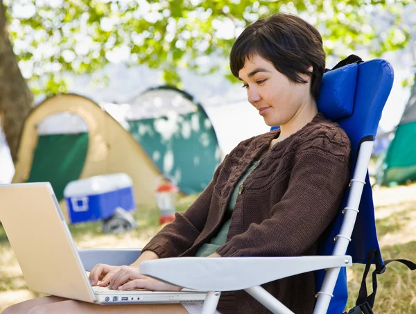 Camper met behulp van laptop — Stockfoto