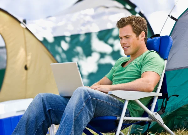 Camper using laptop — Stock Photo, Image