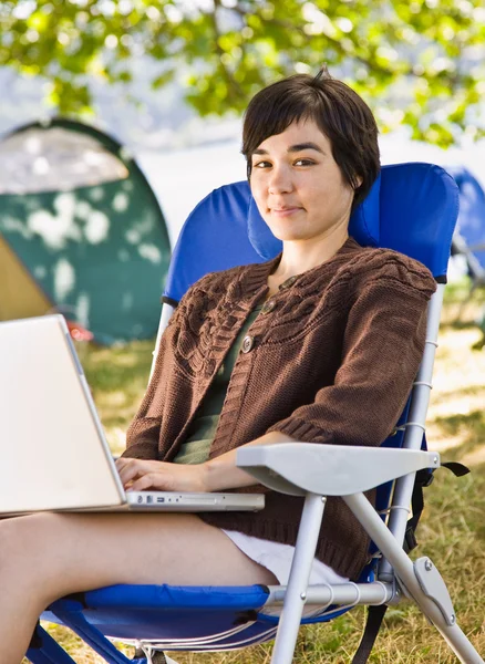 Camper met behulp van laptop — Stockfoto