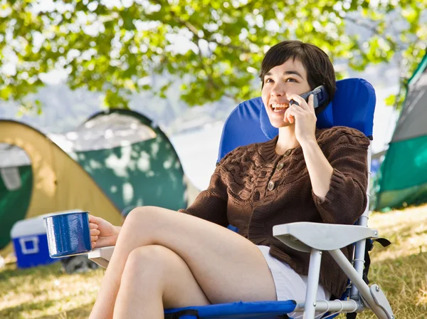 Camper praten op mobiele telefoon — Stockfoto