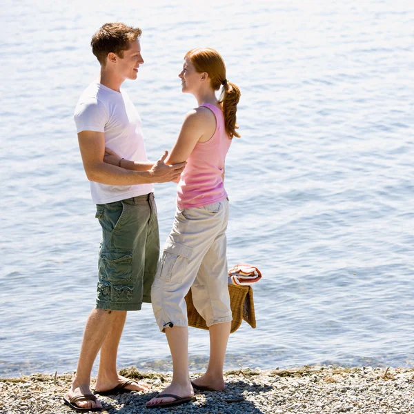 Couple having picnic near stream — Stock Photo, Image