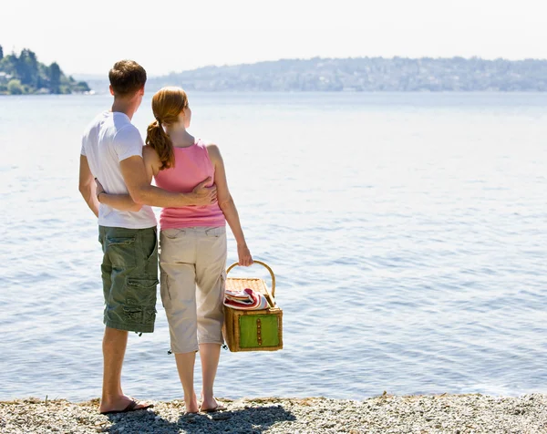 Couple having picnic near stream — Stock Photo, Image