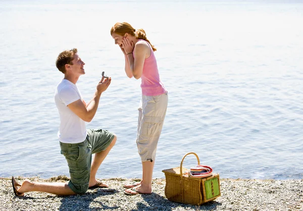 Boyfriend proposing to girlfriend near stream — Stock Photo, Image