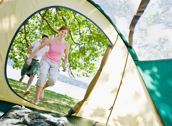 Couple running to tent — Stock Photo, Image