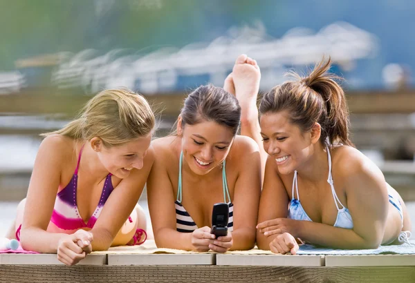 Przyjaciele SMS z telefonu komórkowego — Zdjęcie stockowe