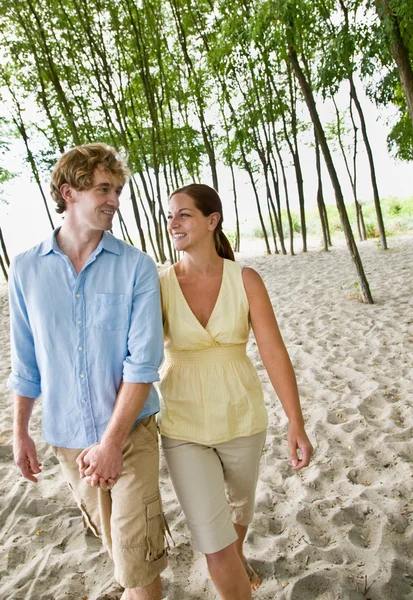 Coppia che si tiene per mano in spiaggia — Foto Stock