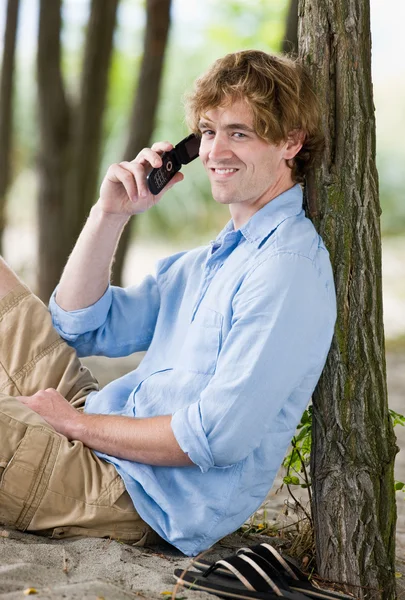 Cep telefonu açık havada üzerinde konuşan adam — Stok fotoğraf