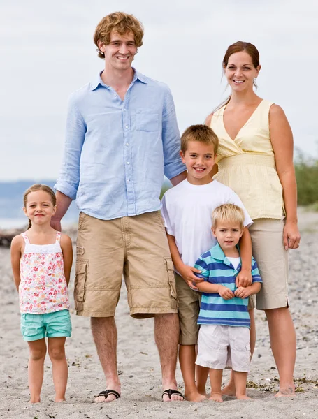 Familjen på stranden — Stockfoto