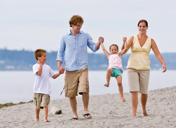 Familj spelar på stranden — Stockfoto