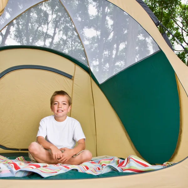 Jongen zittend in tent — Stockfoto