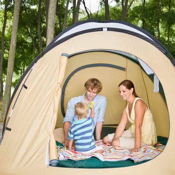 Familie zitten in tent — Stockfoto