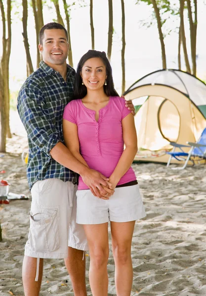 Casal de mãos dadas no acampamento — Fotografia de Stock