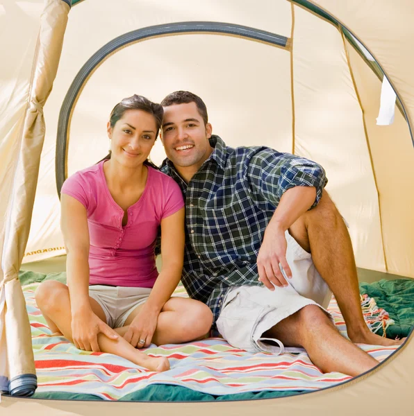 Couple sitting in tent — Stock Photo, Image