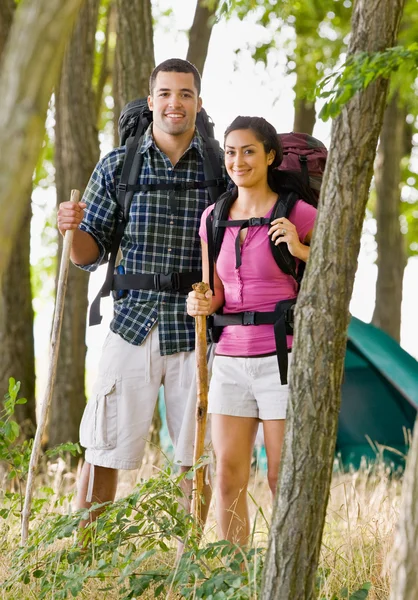 Par i ryggsäckar vandring — Stockfoto