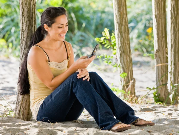 Kadın kısa Beach cep telefonuyla mesaj — Stok fotoğraf