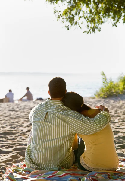 情侣在海滩拥抱 — 图库照片