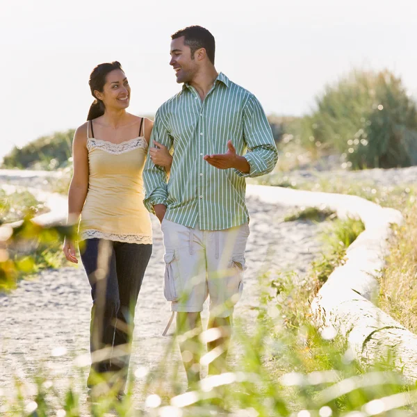 Couple walking on beach — Stock Photo, Image