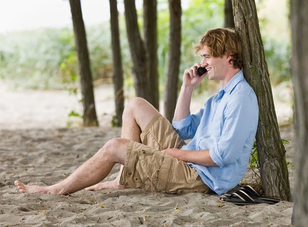 Hombre hablando en el teléfono celular al aire libre Fotos De Stock