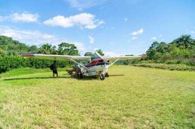 5 Kasım 2021, Shell, Pastaza, Ekvador. Ekvador 'un Amazon bölgesinde küçük bir pistte hafif uçaklar