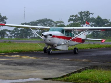 4 Kasım 2021, Shell, Pastaza, Ekvador. Amazon Ekvador Bölgesi 'nde küçük bir pistte hafif uçaklar