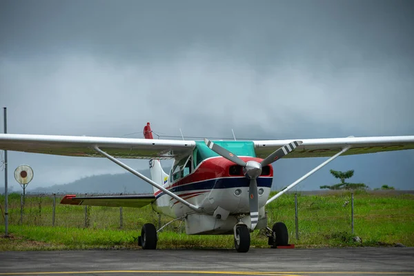 2021年11月4日 エクアドルのパスタザ エクアドルのアマゾン地域の小型滑走路上の軽飛行機 — ストック写真