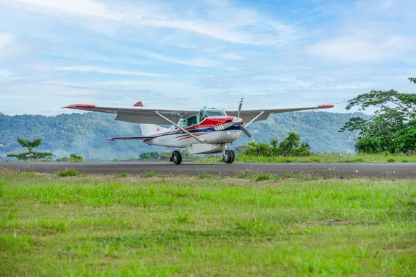 2021年11月4日 エクアドルのパスタザ エクアドルのアマゾン地域の小型滑走路上の軽飛行機 — ストック写真