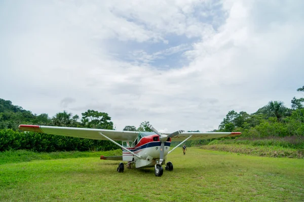 2021年11月5日 エクアドルのパスタザ エクアドルのアマゾン地域の小さな着陸帯の飛行機 — ストック写真