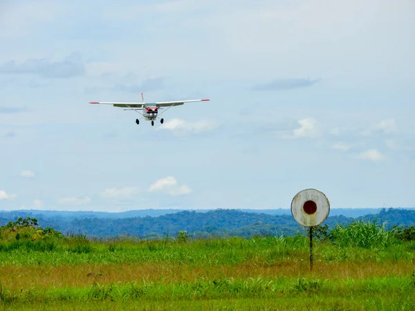 2021年11月5日 エクアドルのパスタザ エクアドルのアマゾン地域の小型滑走路上の軽飛行機 — ストック写真