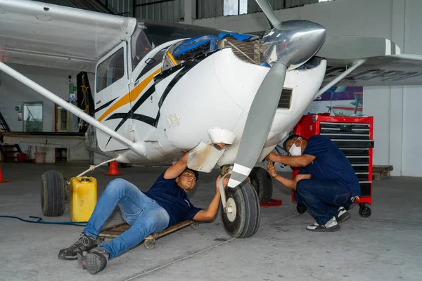 Νοε 2021 Shell Pastaza Εκουαδόρ Μηχανική Που Εργάζεται Ελαφρά Αεροσκάφη Φωτογραφία Αρχείου