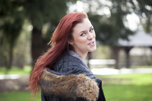 Junge Frau mit schönen kastanienbraunen Haaren — Stockfoto