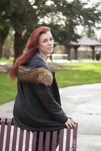 Jonge vrouw met prachtig kastanjebruin haar — Stockfoto