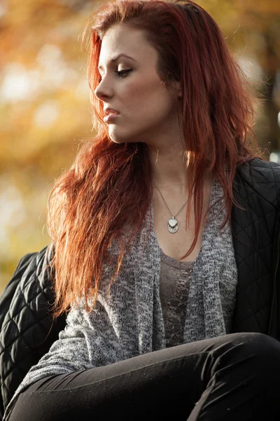 güzel kumral saçlı genç kadın